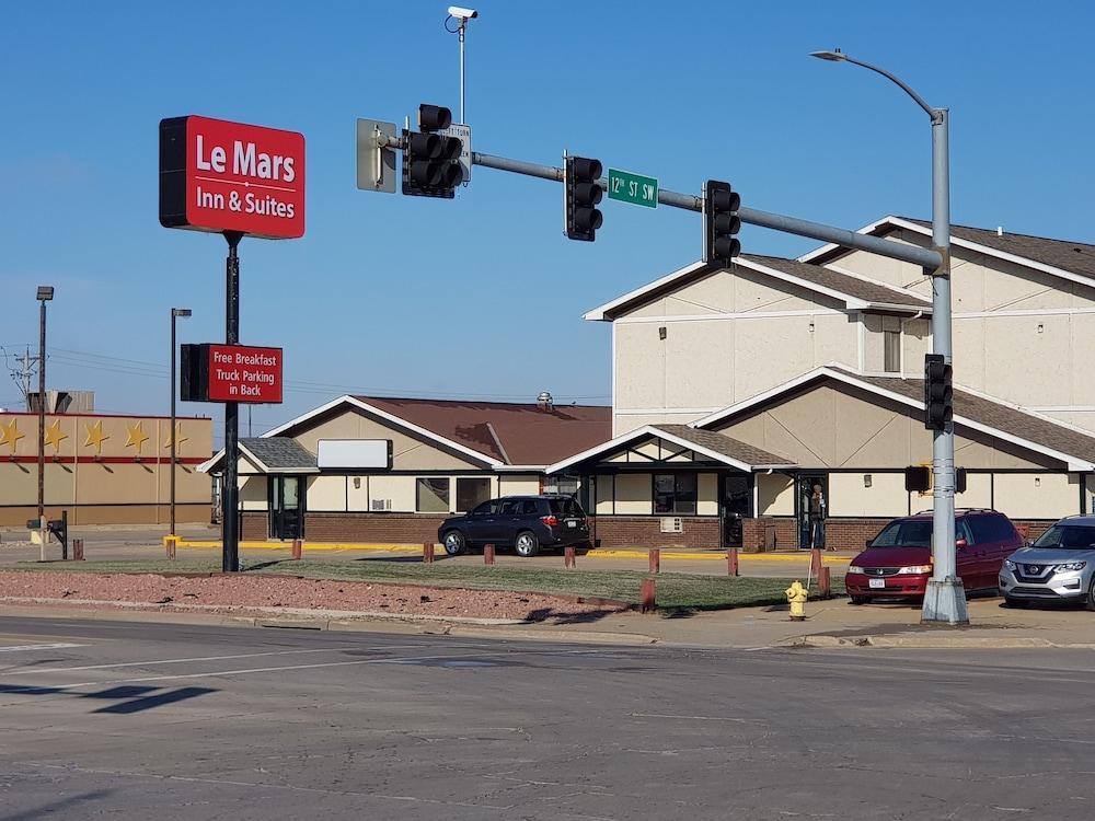 Le Mars Inn And Suites Εξωτερικό φωτογραφία